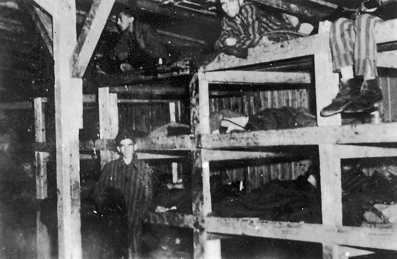 Интерьер барака после освобождения. 16 апреля 1945 г.