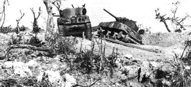 Американские танки «Шерман», подбитые огнём японской артиллерии.