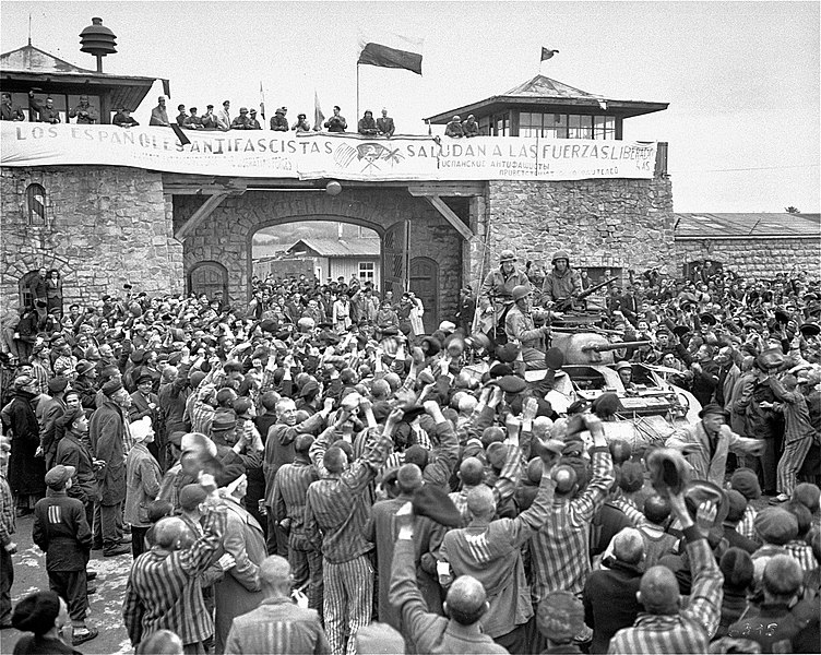 Узники лагеря встречают освободителей. 5 мая 1945 г. 