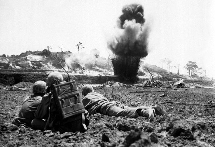 Команда подрывников из состава морской пехоты взрывает японское подземное укрепление.