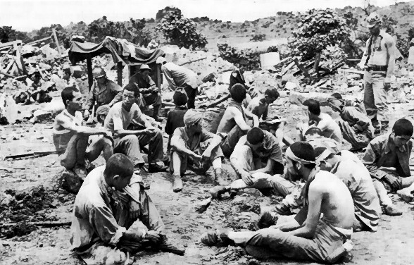 Японские солдаты, которые предпочли плен самоубийству, ждут допроса.