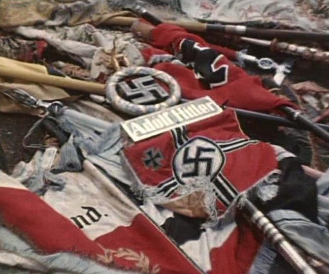 Немецкие знамена и штандарты, брошенные к подножью Мавзолея.