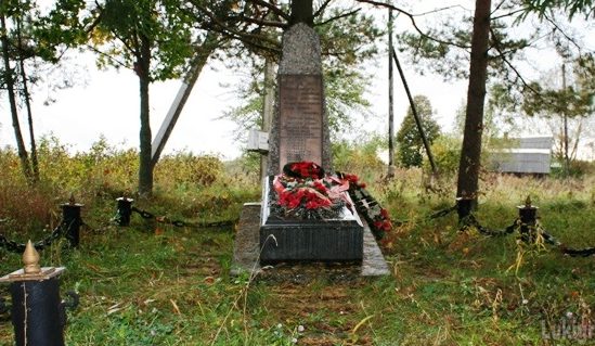 д. Берёзовка Великолукского р-на. Памятный знак землякам, погибшим в годы войны. 