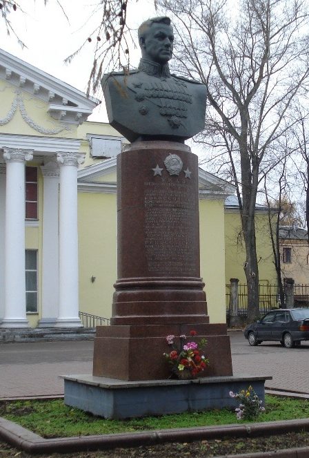 г. Великие Луки. Бюст дважды Героя Советского Союза К.К.Рокоссовского, установленный в 1951 году.