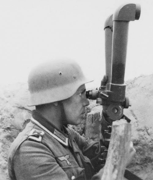 Фельдфебель Вермахта ведет наблюдение из траншеи через стереотрубу S.F.14 Z.Gi.