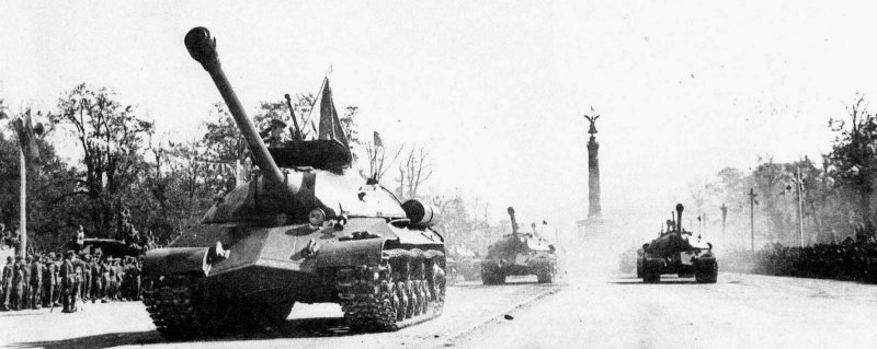 Советские танки ИС-3 на параде.