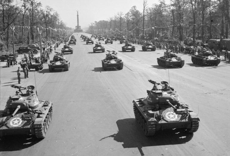 Американские легкие танки M24 Chaffee во время парада.