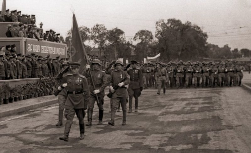 Советские войска на параде в Харбине.
