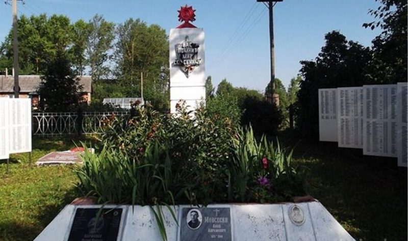 д. Гвоздово Великолукского р-на. Братская могила советских воинов. Здесь же похоронен Герой Советского Союза Гафиятуллин Г.Г.