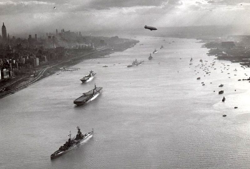 Корабли ВМФ США плывут по реке Гудзон во время Парада.