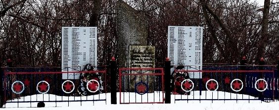 д. Иваново Великолукского р-на. Братская могила 55 советских воинов, перезахороненных из деревень: Иваново и Барсуки.