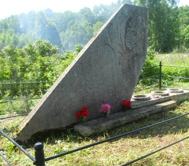 д. Коковкино Великолукского р-на. Памятный знак на месте деревни, сожженной 3 февраля 1942 года за связь с партизанами немецкими карателями.