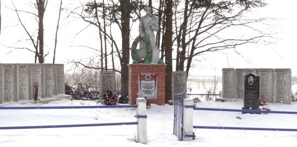 д. Личково Великолукского р-на. Памятник, установленный на братской могиле, в которой похоронено 434 советских воина.