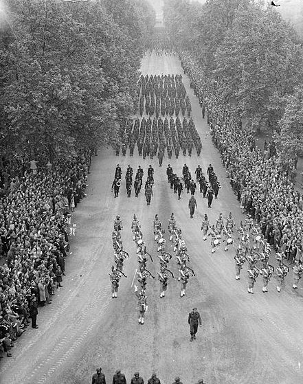 Полки индийской армии маршируют на Параде Победы.