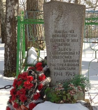 д. Медведково Великолукского р-на. Братская могила 17 советских воинов, расстрелянных фашистами.