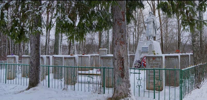 д. Платоново Великолукского р-на. Братское кладбище воинов 46-ой гвардейской стрелковой дивизии, освобождавшей район от немецко-фашистских захватчиков и памятный знак в память о земляках, расстрелянных и сожженных оккупантами.