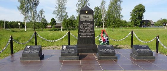 д. Черпесса Великолукского р-на. Памятник, установленный в 2010 году в честь экипажа бомбардировщика ИЛ-4, который разбился на том месте в 1942 году. 