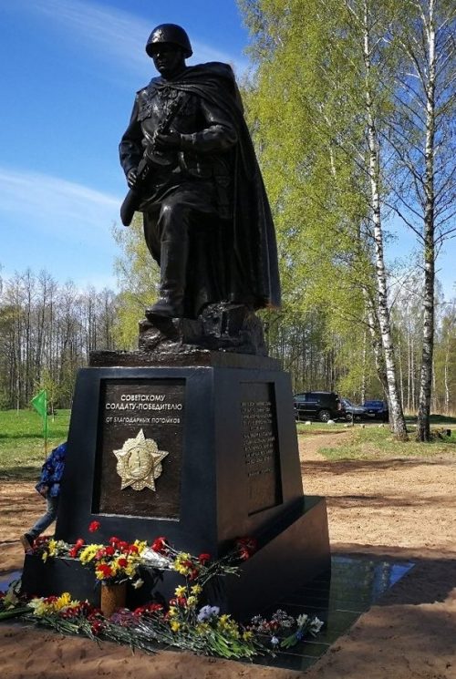 д. Верхоляне Гдовского р-на. Памятник «Советскому солдату-победителю от благодарных потомков», открытый в 2018 году.