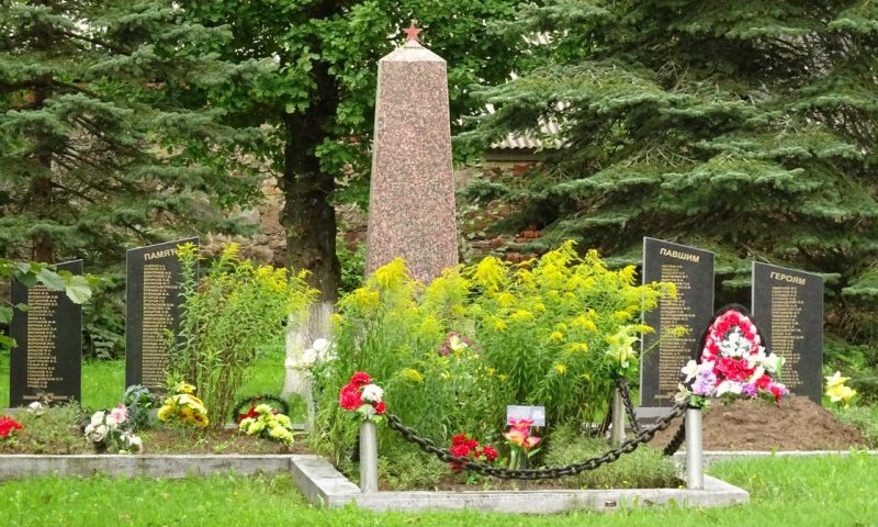 д. Самолва Гдовского р-на. Братская могила краснофлотцев, погибших в годы войны.