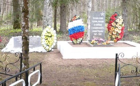 д. Чернево Гдовского р-на. Братская могила советских летчиков, погибших в годы войны.