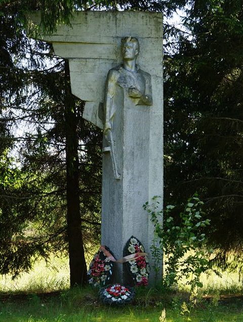 д. Ямм Гдовского р-на. Памятник герою-партизану Лене Богданову, погибшему у деревень Забельско и Корытно в декабре 1942 года. 