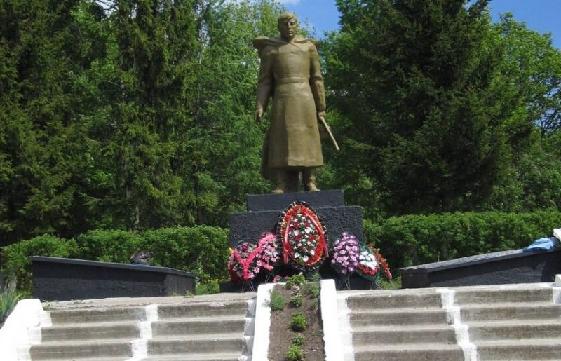 п. Дедовичи. Братская могила советских воинов на кладбище «Высокое».