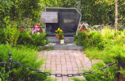 п. Дачное Дновского р-на. Братская могила советских воинов, погибших в годы войны. 