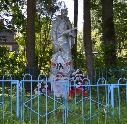 д. Заклинье Дновского р-на. Памятник, установленный на братской могиле советских воинов, погибших в годы войны. 