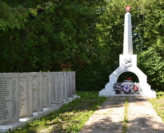 д. Лукомо Дновского р-на. Братская могила советских воинов, погибших в годы войны.