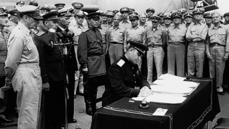 Представитель СССР генерал-лейтенант Кузьма Деревянко подписывает Акт о капитуляции Японии.