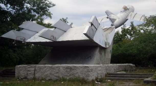 г. Житомир. Памятник МиГ-15, установленный в 1974 году в честь пилотов 2-й воздушной армии, освобождавших город. Архитектор - М. II. Перевозник.