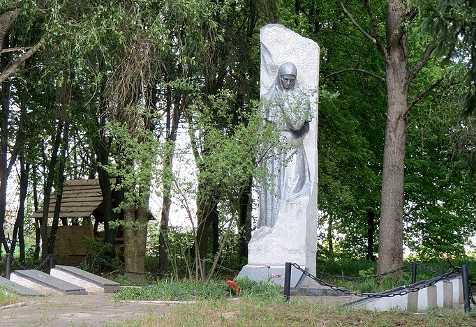 с. Криловка Андрушевского р-на. Памятник, установленный на братской могиле, в которой похоронено 62 советских воинов.