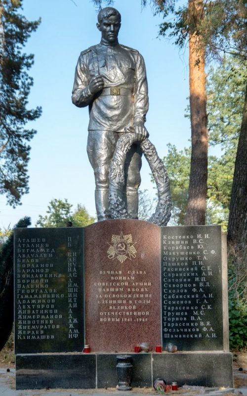 с. Деныши Житомирского р-на. Памятник, установленный на братской могиле, в которой похоронено 39 советских воинов.