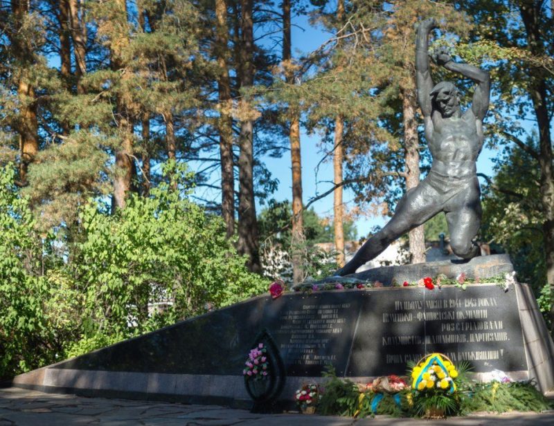 х. Довжик Житомирского р-на. Мемориал на месте казни 10 тысяч человек.