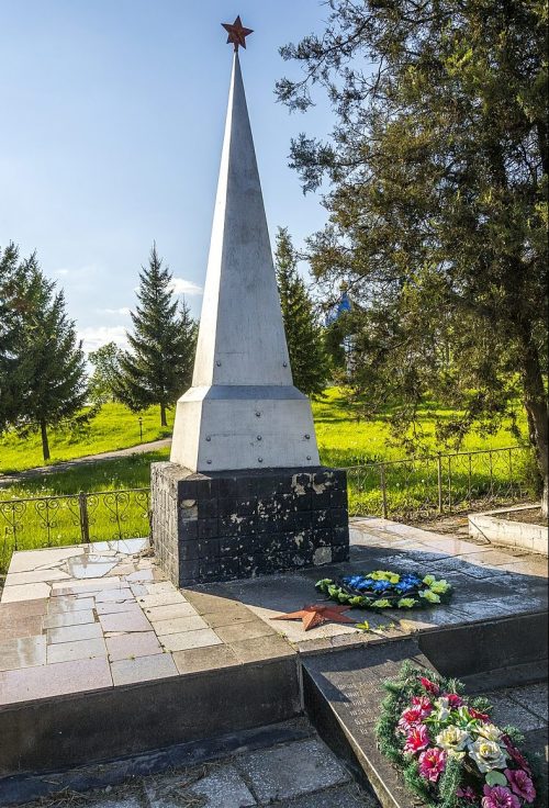 с. Нехворощ Андрушевского р-на. Братская могила 10 советских воинов.