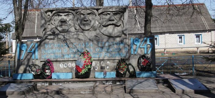 с. Воронцово Островского р-на. Памятник, установленный на братской могиле советских воинов, погибших в годы войны.