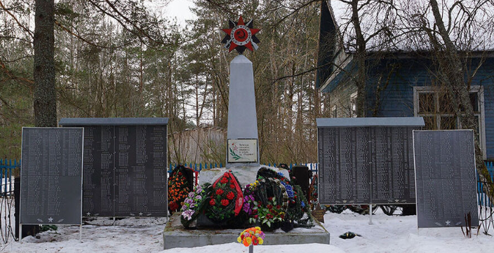 д. Алоль Пустошкинского р-на. Братская могила советских воинов и памятник погибшим землякам.