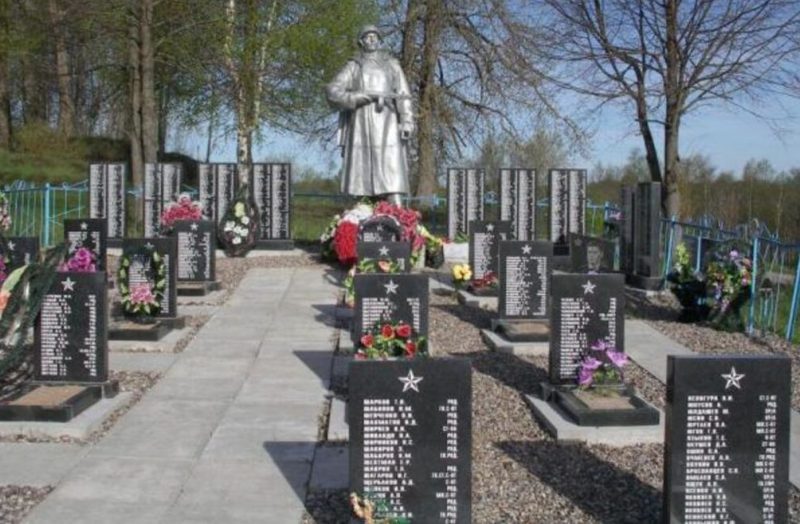 д. Гультяи Пустошкинского р-на. Памятник, установленный на братском захоронении воинов, погибших в 1944 году.