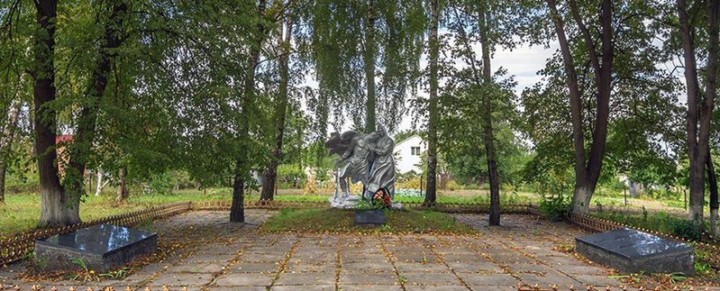 с. Станишевка Житомирского р-на. Памятник воинам-односельчанам, погибшим в годы войны.