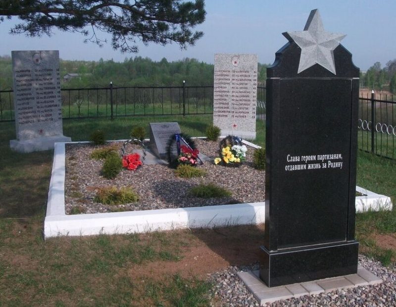д. Валуевское Локнянского р-на. Братская могила советских воинов, погибших в 1944 году.