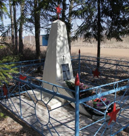 д. Мыза Островского р-на. Братская могила советских воинов, погибших в 1944 году.