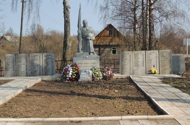 д. Липшани Локнянского р-на. Памятник, установленный на братской могиле советских воинов, погибших в 1944 году.