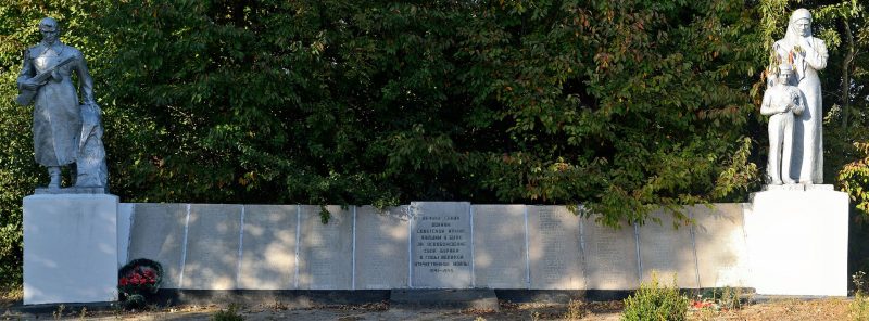 с. Буряки Бердичевского р-на. Памятник, у 8 братских могил советских воинов, в которых похоронено 270 человек. Среди них Герой Советского Союза М. С. Жадейкин.