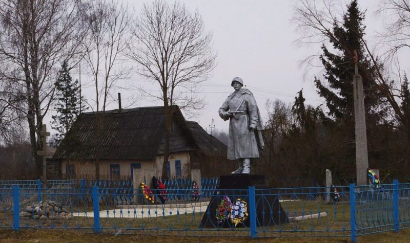 д. Михайлов Погост Локнянского р-на. Памятник, установленный на братской могиле советских воинов, погибших в 1944 году.