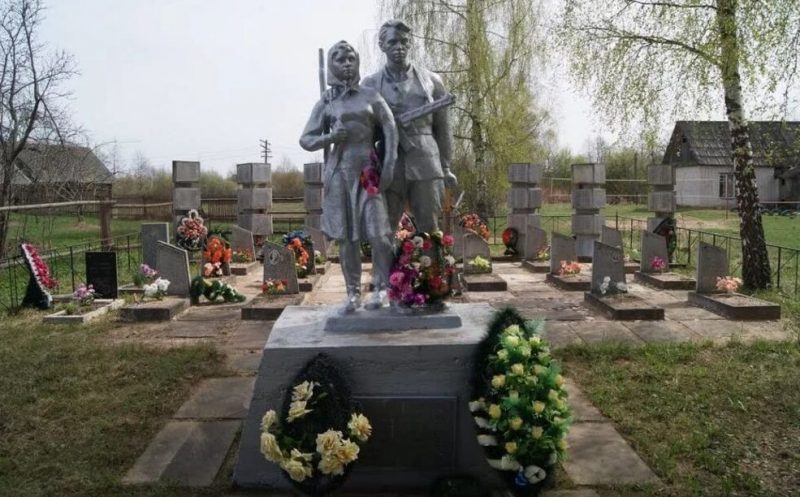 д. Шалахово Пустошкинского р-на. Памятник, установленный у братских могил советских воинов.
