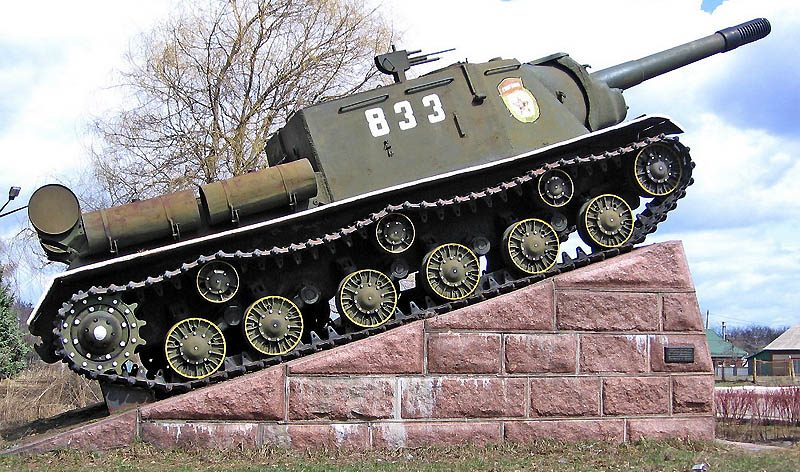 г. Коростень. Самоходная установка ИСУ-152, установленная в честь советских воинов. 