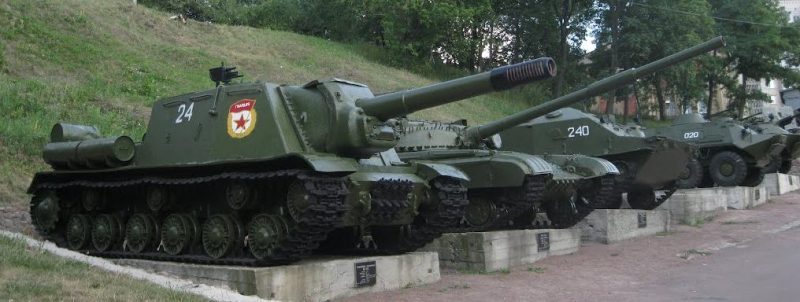 Военная техника на внешней площадке музея.