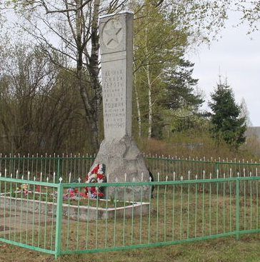 с. Велье Пушкиногорского р-на. Братская могила советских воинов, погибших в годы войны.