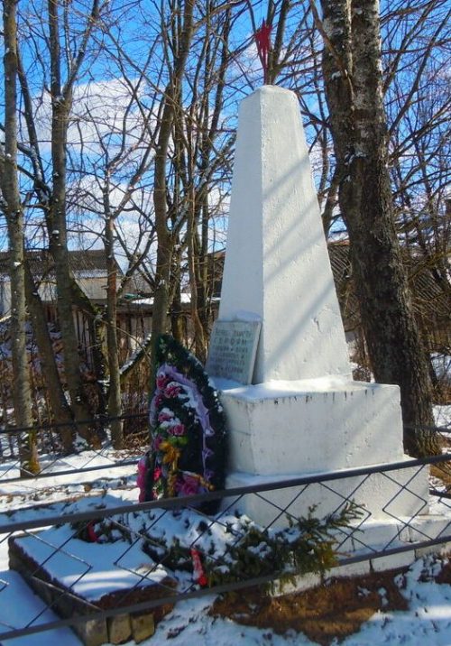 д. Спиры Островского р-на. Братская могила советских воинов, погибших в 1944 году.