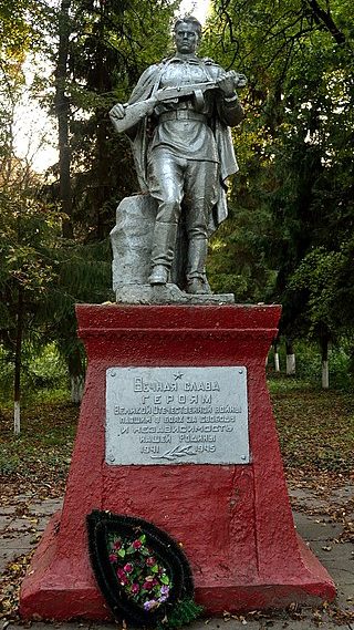 с. Райгородок Бердичевского р-на. Памятник, установленный на братской могиле, в которой похоронено 150 советских воинов.